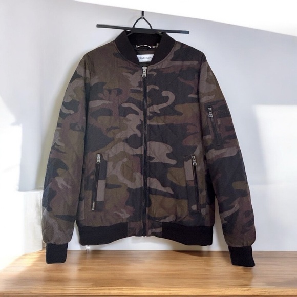 Calvin Klein Men’s Medium Olive Camo Quilted Flight Jacket – Zipper Detail. - Picture 3 of 6